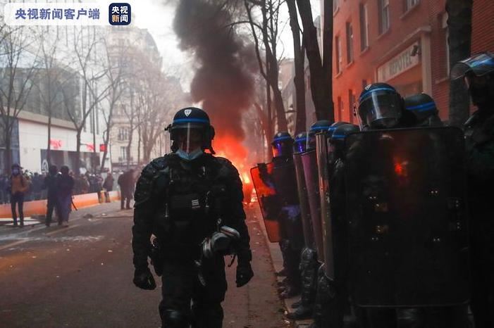 法国多地爆发反对政府近期推出的《整体安全法》游行 