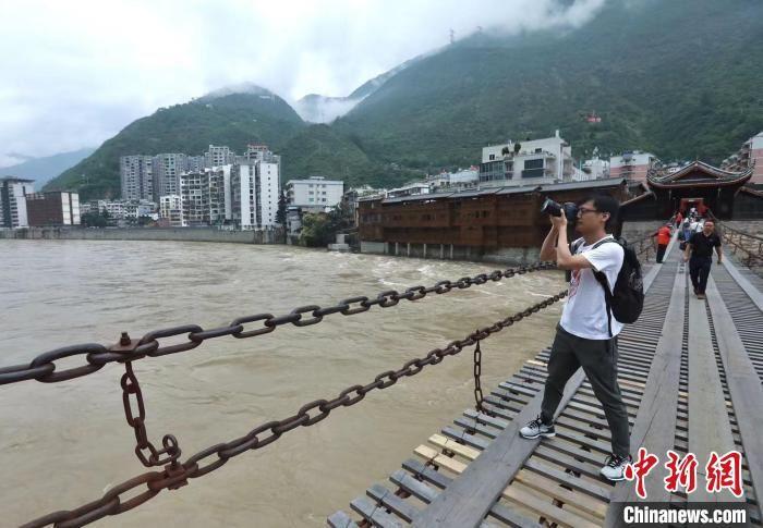 摄影大咖、书画名家走进甘孜泸定 感受“红色名城”特色旅游魅力