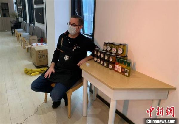 在蓉外籍商家走向抗疫一线：“花样百出”送温暖