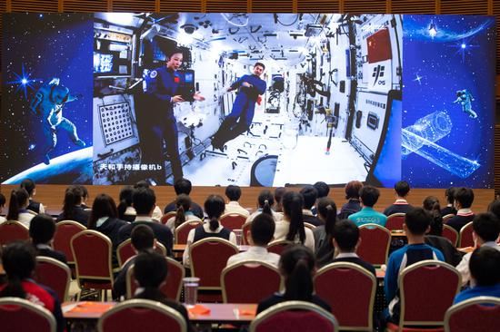 Chinese astronauts give lecture from space