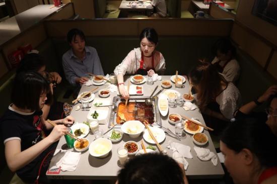 Shanghai resumes dine-in services at restaurants as COVID-19 wanes