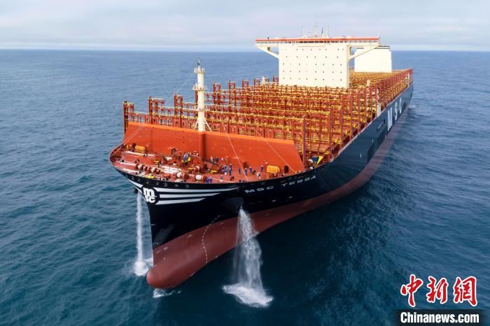 中国船舶沪东中华在上海交付24116TEU超大型集装箱船