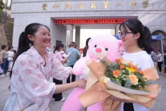 From cakes to stationery, gaokao spurs brisk business