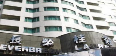 中国驻法国使馆发言人就旅法侨界谴责巴黎长荣桂冠酒店拒挂五星红旗事答记者问