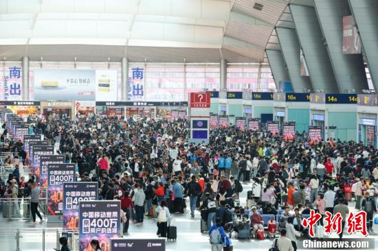 中国国庆假期临近尾声 多地迎来返程客流高峰