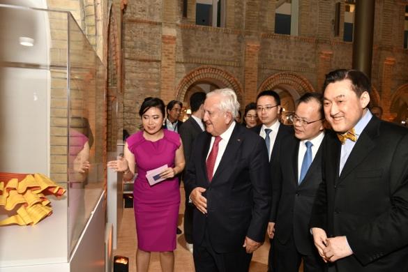 世界的“中国白”展览在法国多维尔举行 以瓷为媒促中法文化交流
