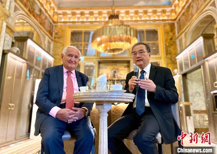 中国驻法国大使邓励出席法国展望与创新基金会早餐会