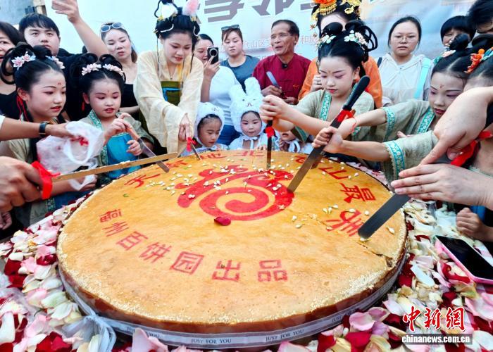 福州：民众沉浸式体验中秋民俗活动