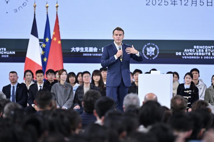 法国总统马克龙结束访华