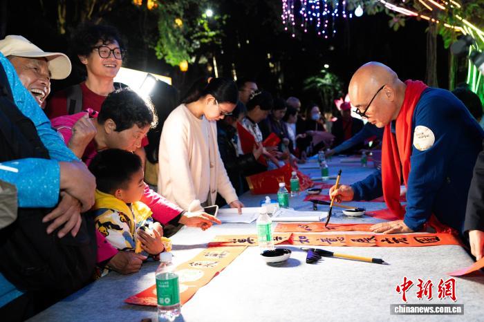 广州市书画名家公益惠民挥春活动举行