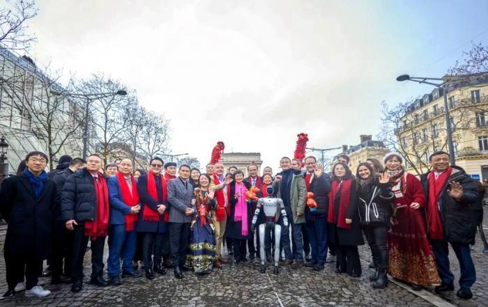 第四届“欢乐春节满巴黎·龙狮贺岁舞香街”春节巡游活动举行