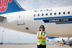 中国首位国产大飞机C919女机长顺利首飞