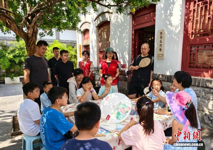 “跟着作家去旅行” 中国暑期游渐兴多元文化路径