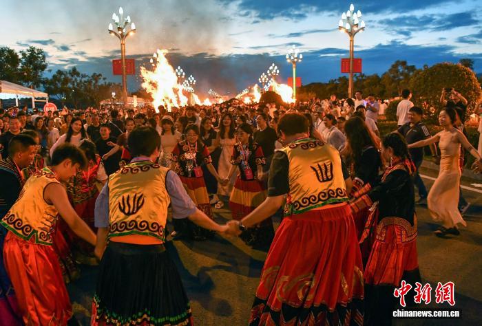 凉山火把狂欢夜：一炬越千年 “月城”尽欢颜