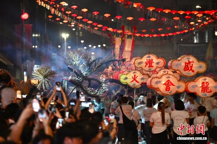 香港大坑“火龙”起舞欢庆中秋
