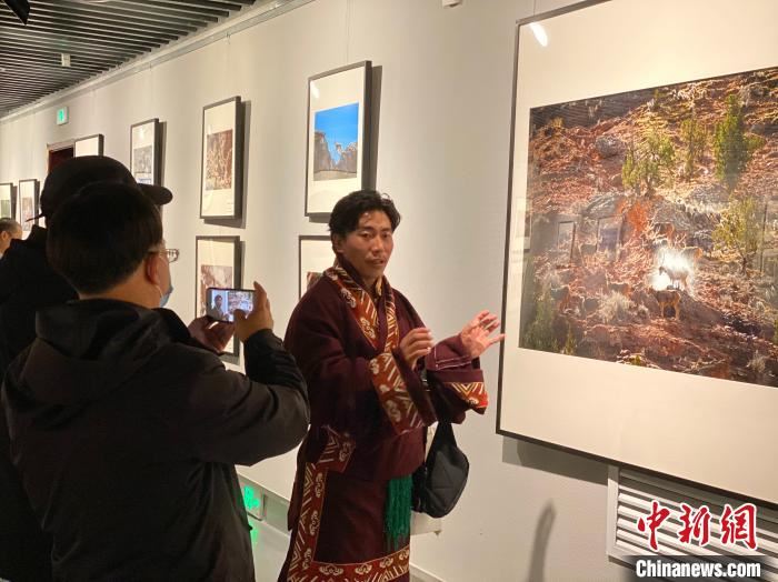 青海首次举办农牧民“生态摄影队”影展