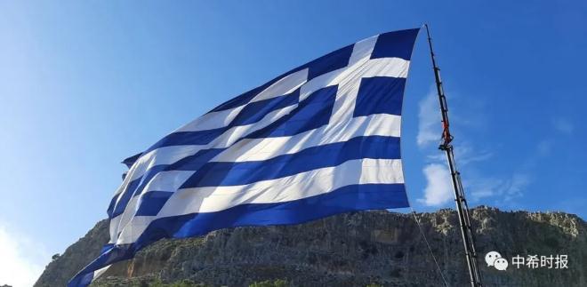 为迎接国庆日 希腊克里特岛升起全国最大国旗