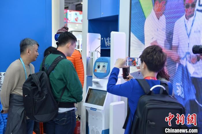 第二届进博会迪卡侬展出的“迪宝”机器人。迪卡侬供图