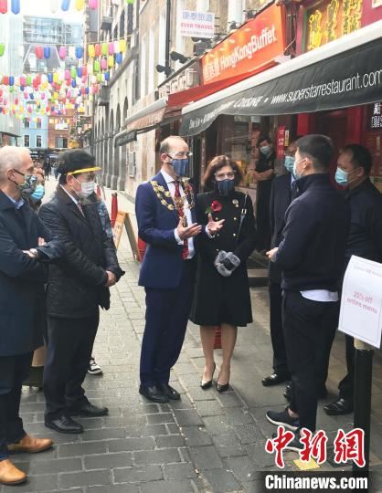 11月3日，伦敦西敏市市长乔纳森·格兰兹(Jonathan Glanz 左3)和夫人一行前往伦敦唐人街，在伦敦华埠商会主席邓柱廷(左2)、英国华人资料及资讯中心主席杨庆权的陪同下，了解新冠疫情影响下在英华商的运营现状。　张平 摄