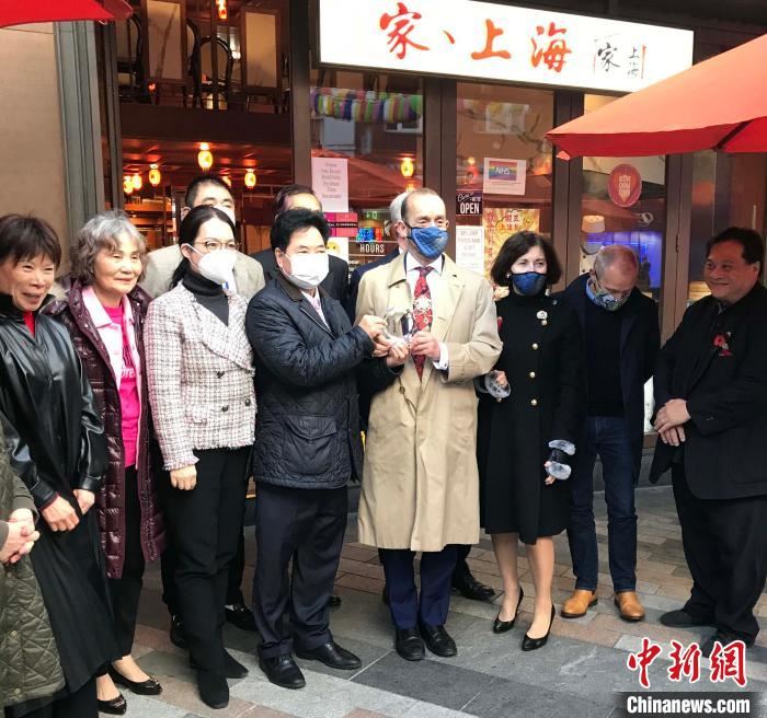 11月3日，伦敦西敏市市长乔纳森·格兰兹(Jonathan Glanz)和夫人一行前往伦敦唐人街，了解新冠疫情影响下在英华商的运营现状。图为伦敦华埠商会主席邓柱廷(左4)向格兰兹市长(左5)赠送了印有“四海为家、友谊长存”字样的纪念品。　张平 摄