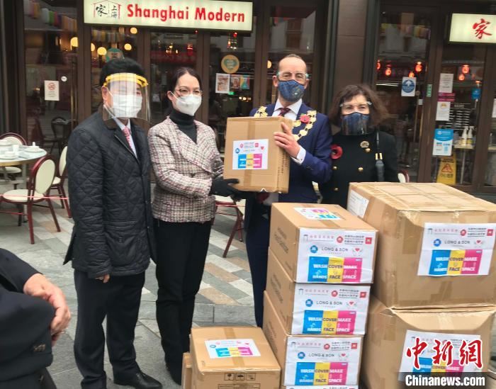 11月3日，伦敦西敏市市长乔纳森·格兰兹(Jonathan Glanz 左3)和夫人一行前往伦敦唐人街，了解新冠疫情影响下在英华商的运营现状。图为英国浙江联谊会暨商贸会会长黄萍(左2)代表在英华人向伦敦西敏市捐赠了一万个防护口罩和一批消毒洗手液。　张平 摄