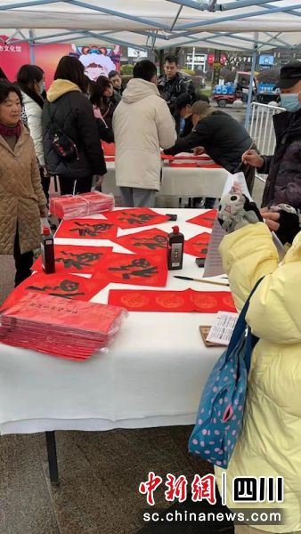 邛崃“春联迎新春文化进万家”活动现场。 邛崃文旅 邛崃“春联迎新春文化进万家”活动现场。 邛崃文旅