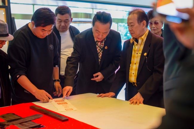 泰国亲王造访国画大家朱祖国进行文化交流并收藏了书画作品 泰国亲王造访国画大家朱祖国进行文化交流并收藏了书画作品