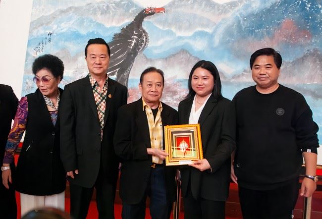 泰国亲王造访国画大家朱祖国进行文化交流并收藏了书画作品 泰国亲王造访国画大家朱祖国进行文化交流并收藏了书画作品